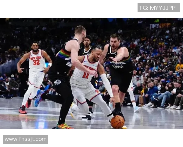 掘金与尼克斯激烈对抗赛场群殴引发球迷热议与争论 掘金与尼克斯激烈对抗赛场群殴引发球迷热议与争论